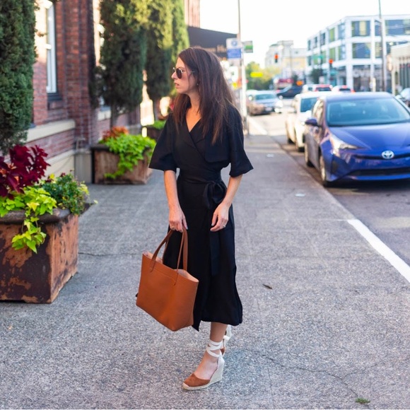 Cuyana Small Structured Leather Tote Tan Beige - Picture 10 of 11